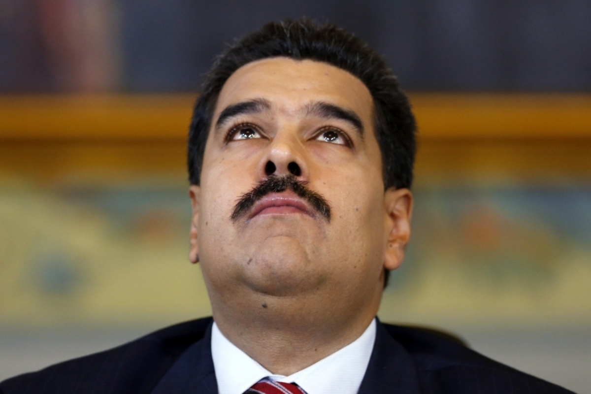 Maduro esperando que Hugo Chavez y Fidel den un golpe de estado 