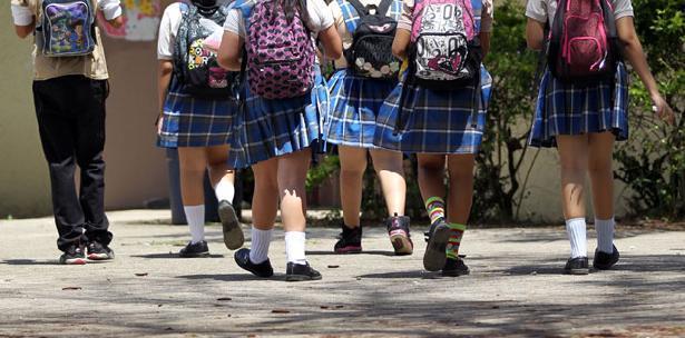 Varones podrán llevar faldas en las Escuelas