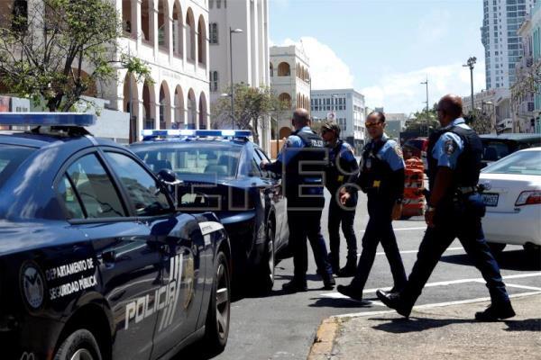 Arrestan a 18 personas en una intervención en un residencial de Cataño
