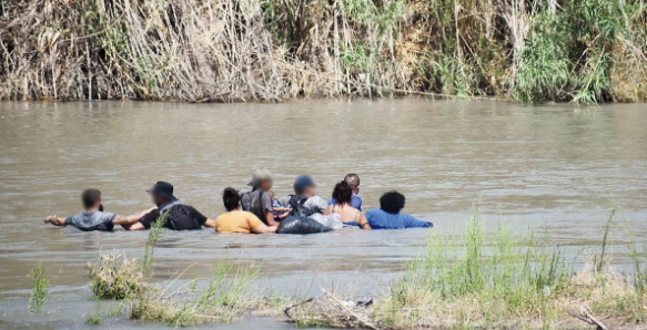 Unos 300 migrantes cubanos cruzaron el río Bravo en un solo día