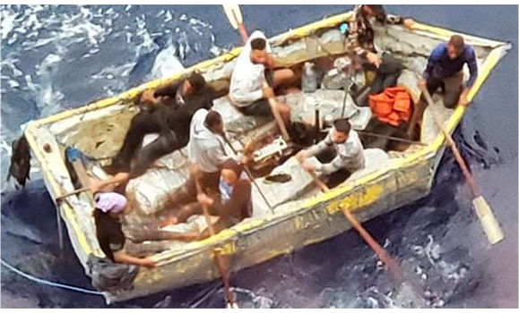 Grupo de balseros cubanos fue socorrido por el crucero Scarlet Lady en las aguas del Estrecho de Florida