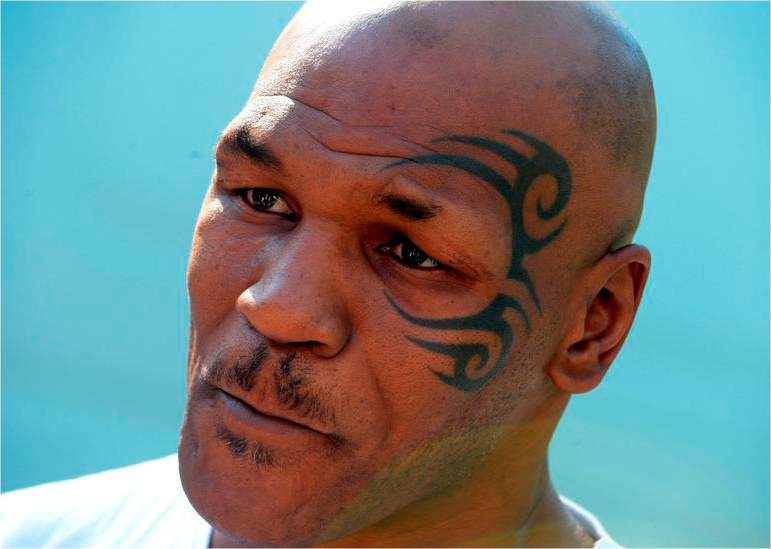Mike Tyson golpea a un pasajero que lo molestaba en un avión